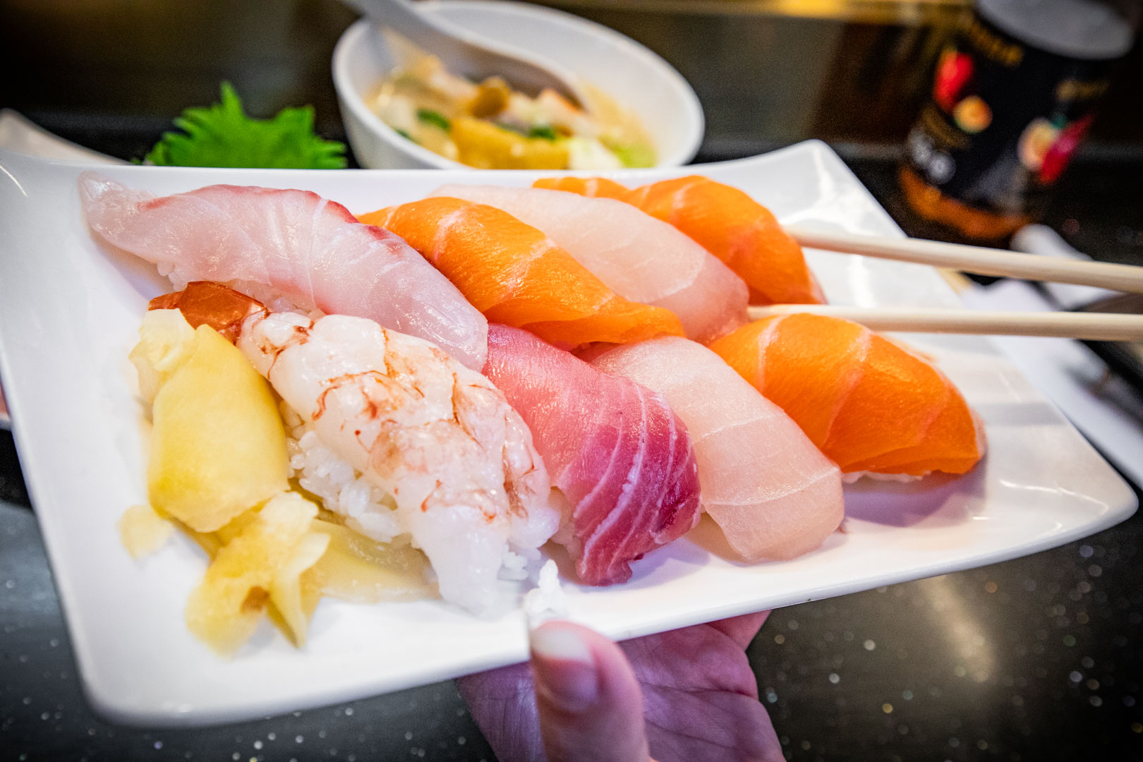 大稻埕必訪！丸隆生魚行，職人握壽司與生魚片，滿滿配料鮮魚味噌湯喝到飽！