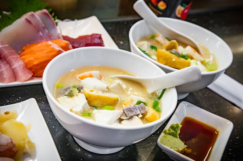 迪化街高CP值日料!永樂市場 丸隆生魚行現切生魚片,滿料味噌湯喝到飽。