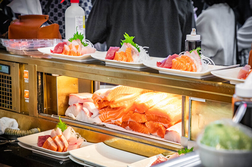 迪化街高CP值日料!永樂市場 丸隆生魚行現切生魚片,滿料味噌湯喝到飽。