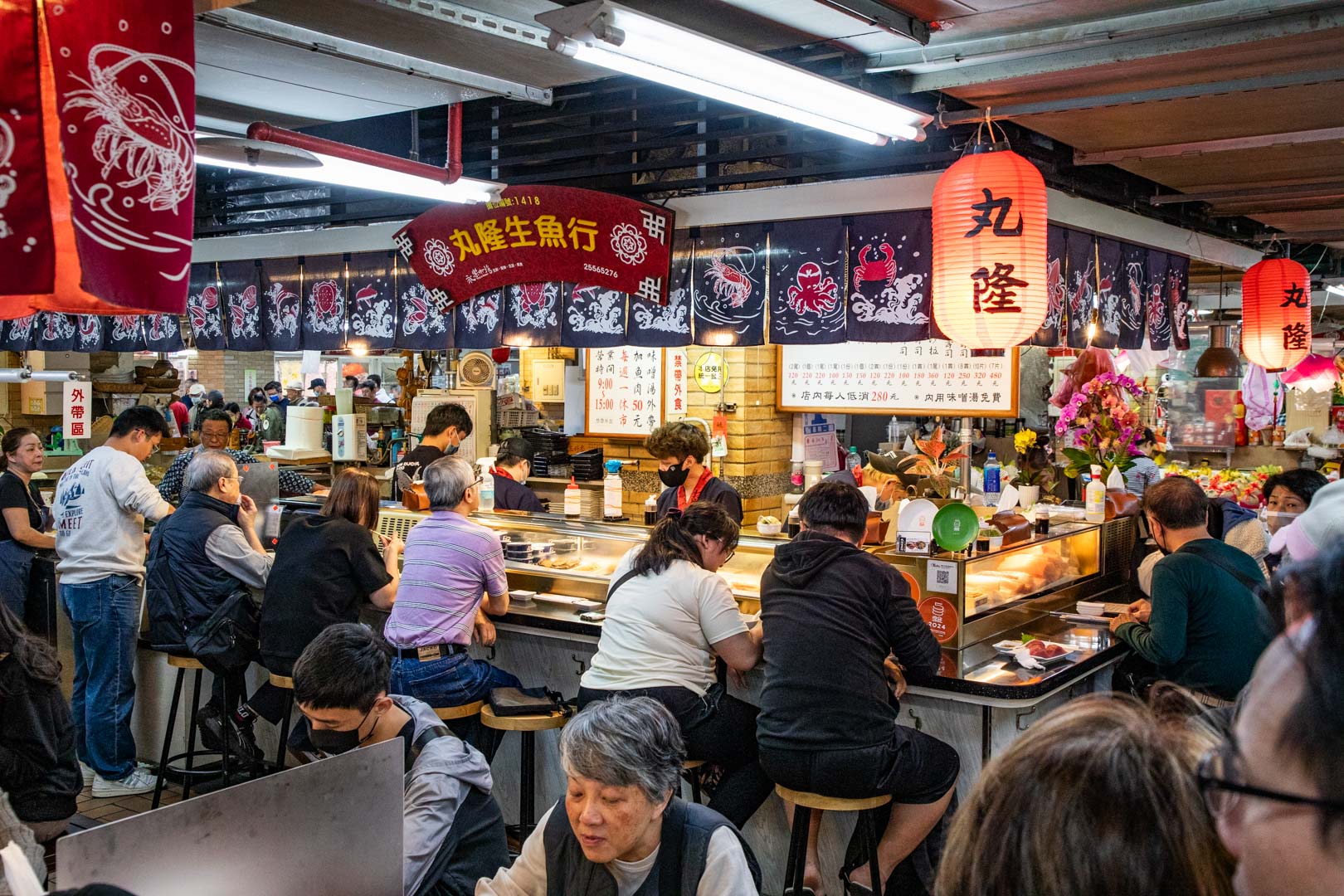 大稻埕必訪！丸隆生魚行，職人握壽司與生魚片，滿滿配料鮮魚味噌湯喝到飽！