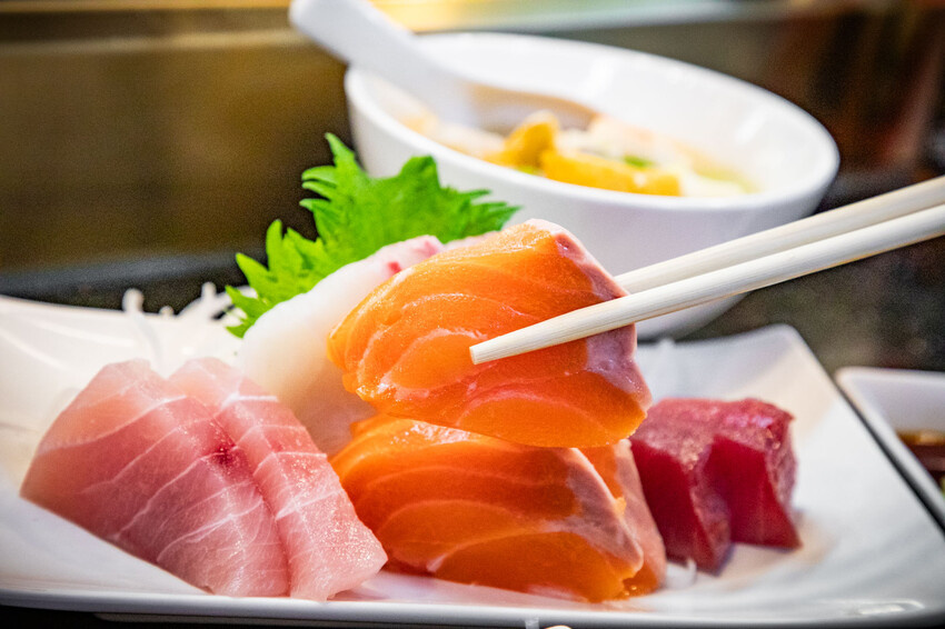 迪化街高CP值日料!永樂市場 丸隆生魚行現切生魚片,滿料味噌湯喝到飽。