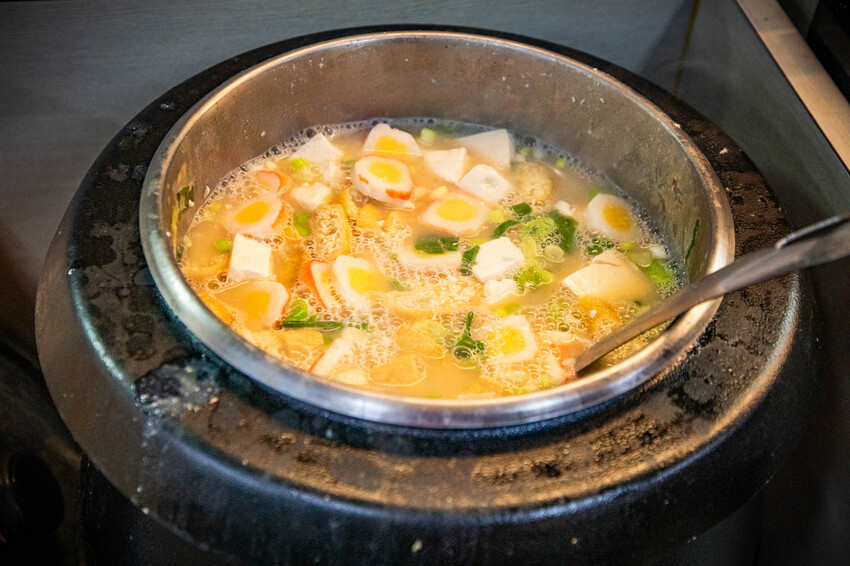 迪化街高CP值日料!永樂市場 丸隆生魚行現切生魚片,滿料味噌湯喝到飽。