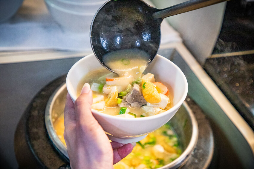 迪化街高CP值日料!永樂市場 丸隆生魚行現切生魚片,滿料味噌湯喝到飽。