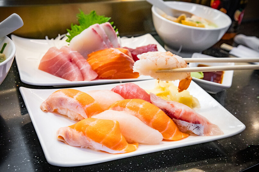 迪化街高CP值日料!永樂市場 丸隆生魚行現切生魚片,滿料味噌湯喝到飽。