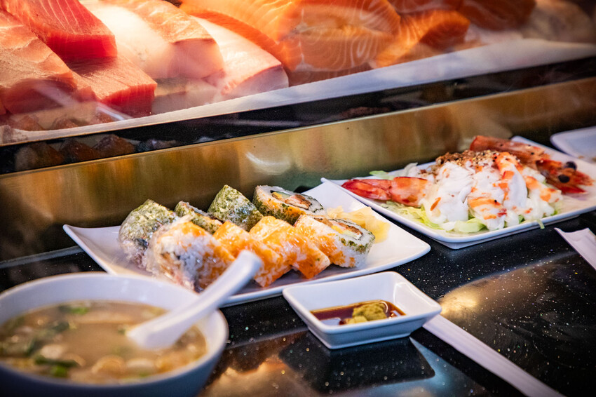 迪化街高CP值日料!永樂市場 丸隆生魚行現切生魚片,滿料味噌湯喝到飽。