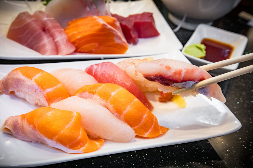 迪化街高CP值日料!永樂市場 丸隆生魚行現切生魚片,滿料味噌湯喝到飽。