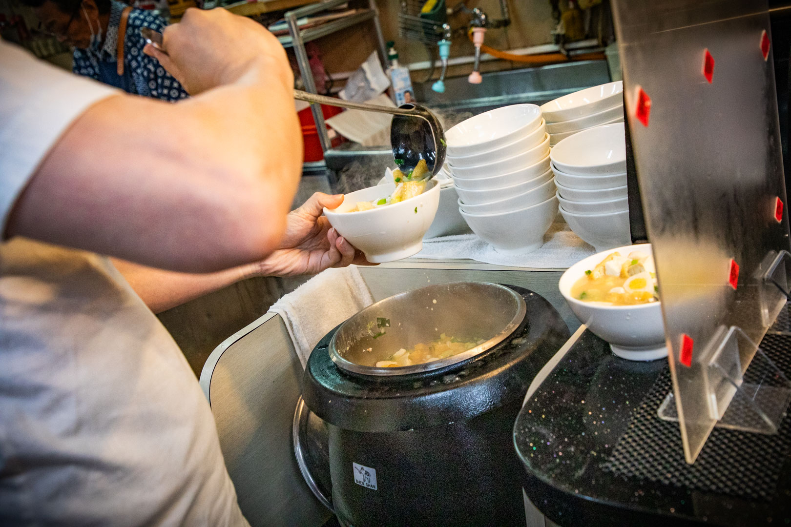 大稻埕必訪！丸隆生魚行，職人握壽司與生魚片，滿滿配料鮮魚味噌湯喝到飽！