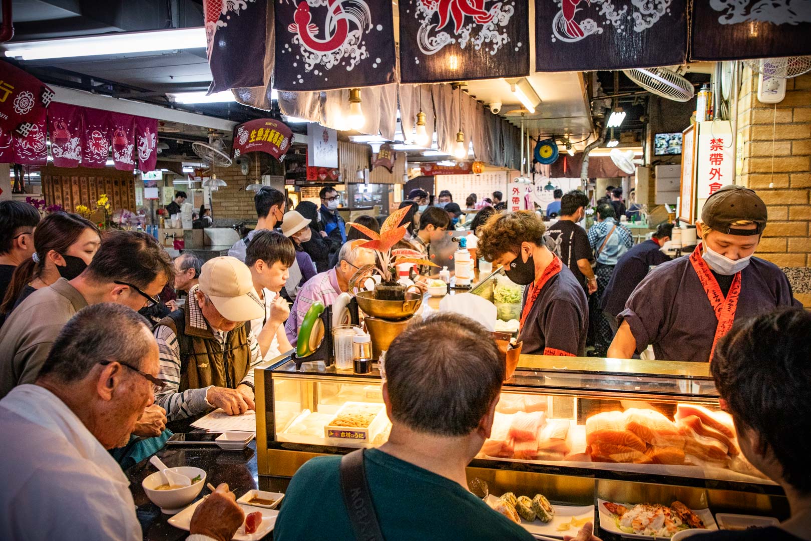 大稻埕必訪！丸隆生魚行，職人握壽司與生魚片，滿滿配料鮮魚味噌湯喝到飽！
