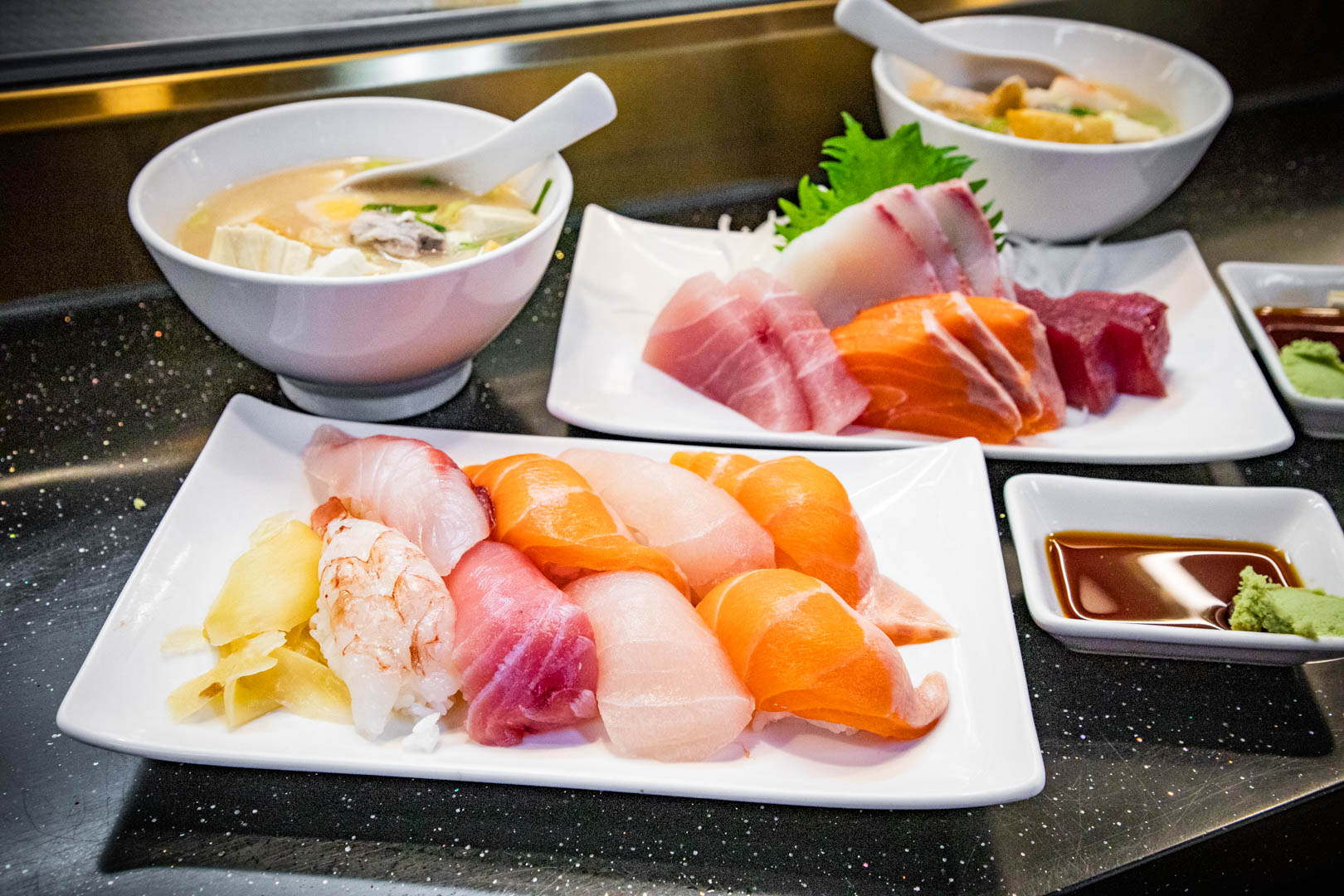 大稻埕必訪！丸隆生魚行，職人握壽司與生魚片，滿滿配料鮮魚味噌湯喝到飽！