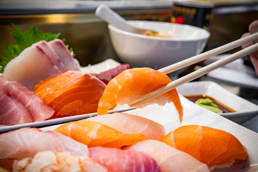 迪化街高CP值日料!永樂市場 丸隆生魚行現切生魚片,滿料味噌湯喝到飽。