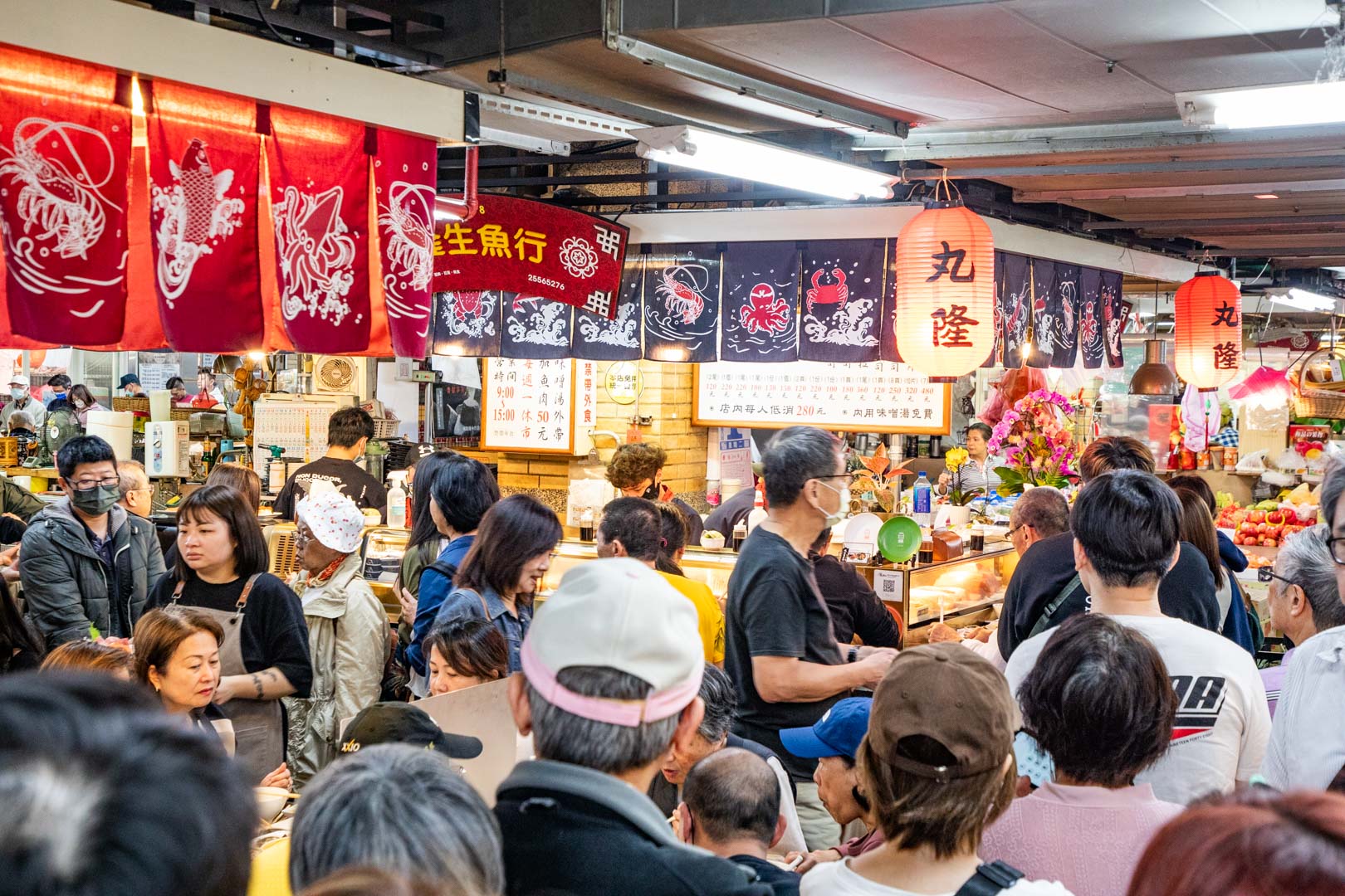 大稻埕必訪！丸隆生魚行，職人握壽司與生魚片，滿滿配料鮮魚味噌湯喝到飽！
