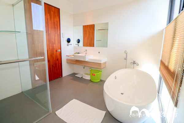 悠悅光 Aura Villa：宜蘭民宿-悠悅光新樂館｜親子民宿動物風格溜滑梯攀岩場梅花湖畔