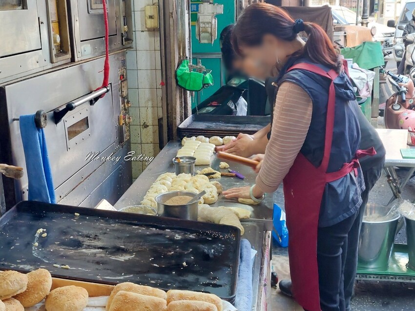 【台中大甲】大甲城燒餅│鎮瀾宮旁早餐推薦,手工現烤超酥燒餅,杏仁茶香濃好喝! - 貪吃猴的幻想