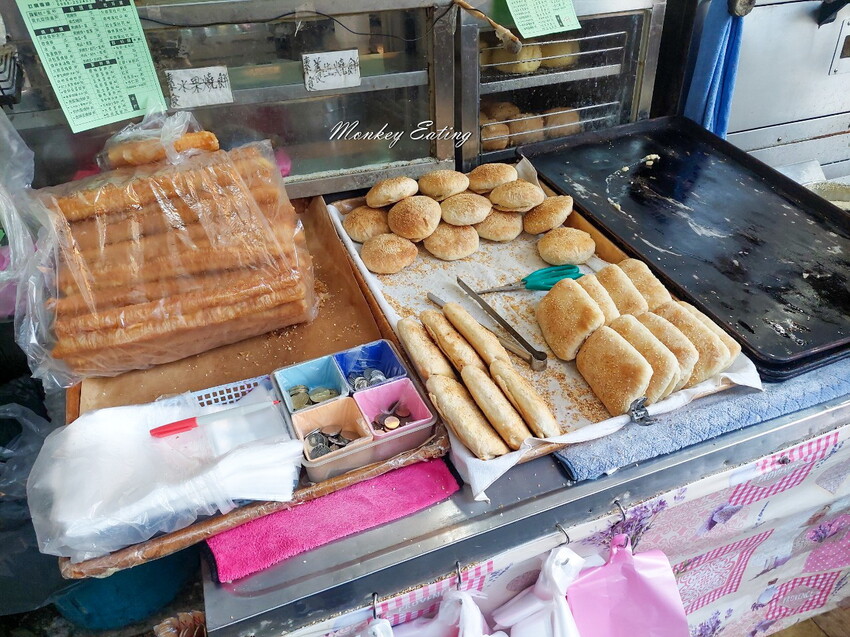 【台中大甲】大甲城燒餅│鎮瀾宮旁早餐推薦,手工現烤超酥燒餅,杏仁茶香濃好喝! - 貪吃猴的幻想