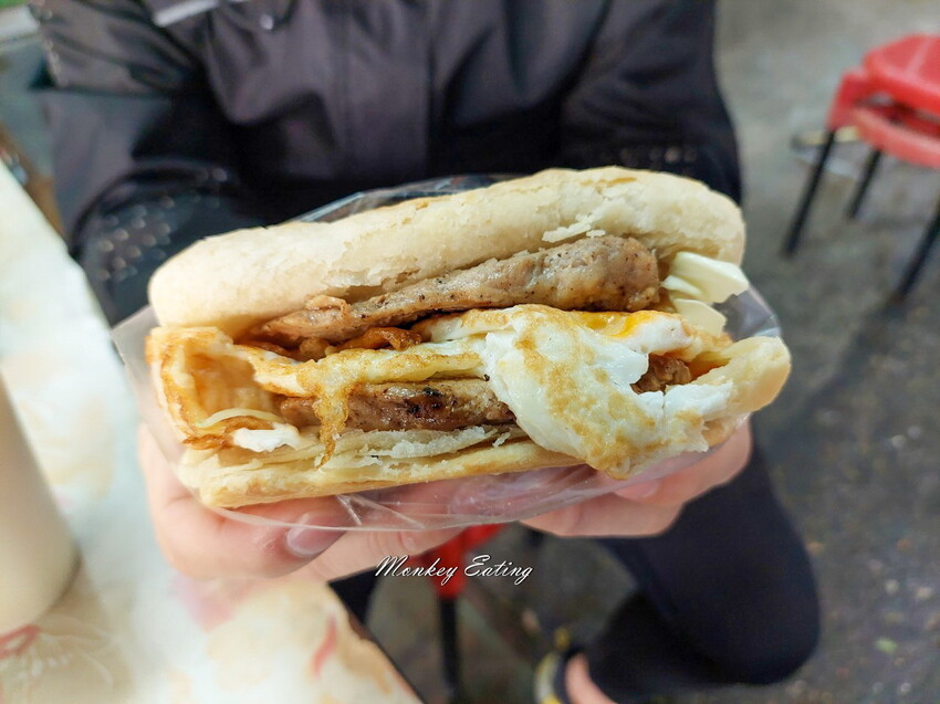 【台中大甲】大甲城燒餅│鎮瀾宮旁早餐推薦,手工現烤超酥燒餅,杏仁茶香濃好喝! - 貪吃猴的幻想