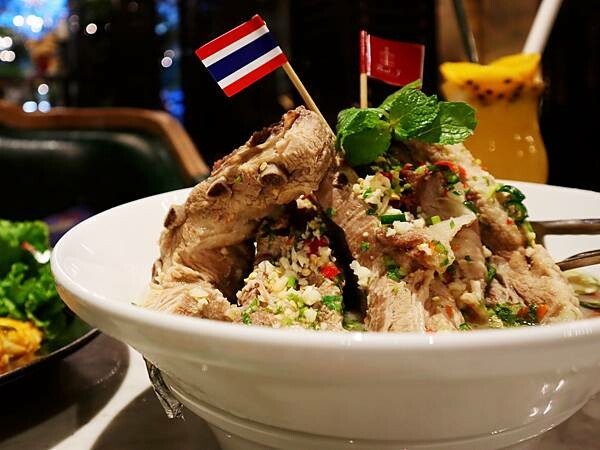 桃園 『Thai J泰式料理』 超奢華叢林宮廷風網美系泰式餐廳🍴 超浮誇泰式火山排骨🌋泰Thai猛啦‼️  Thai好吃‼️Thai浮誇‼️Thai奢華‼️餐點道地，美味程度完勝知名連鎖泰式餐廳💯💯💯