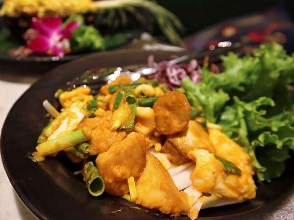 桃園 『Thai J泰式料理』 超奢華叢林宮廷風網美系泰式餐廳🍴 超浮誇泰式火山排骨🌋泰Thai猛啦‼️  Thai好吃‼️Thai浮誇‼️Thai奢華‼️餐點道地，美味程度完勝知名連鎖泰式餐廳💯💯💯
