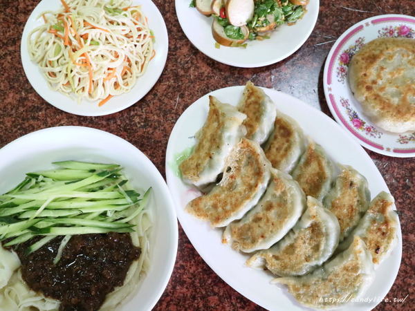 北平餡餅粥:台中美食│北平餡餅粥〃隱藏版平民小吃,超大顆鍋貼,餡多味美,咬下去會爆汁!