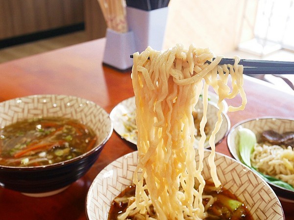 宏記牛肉麵食館：宏記牛肉麵食館-台南安南區牛肉麵  從北部往南開拓的牛肉麵店  甜度不會太高  北部、中部的人也吃得習慣
