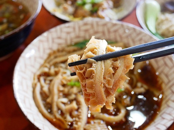 宏記牛肉麵食館：宏記牛肉麵食館-台南安南區牛肉麵  從北部往南開拓的牛肉麵店  甜度不會太高  北部、中部的人也吃得習慣