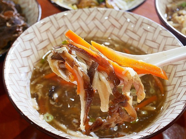 宏記牛肉麵食館：宏記牛肉麵食館-台南安南區牛肉麵  從北部往南開拓的牛肉麵店  甜度不會太高  北部、中部的人也吃得習慣