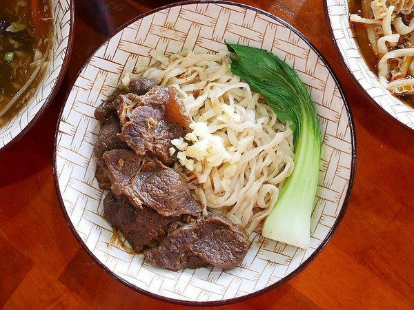 宏記牛肉麵食館：宏記牛肉麵食館-台南安南區牛肉麵  從北部往南開拓的牛肉麵店  甜度不會太高  北部、中部的人也吃得習慣