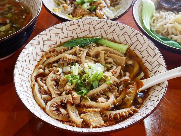 宏記牛肉麵食館：宏記牛肉麵食館-台南安南區牛肉麵  從北部往南開拓的牛肉麵店  甜度不會太高  北部、中部的人也吃得習慣