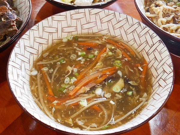 宏記牛肉麵食館：宏記牛肉麵食館-台南安南區牛肉麵  從北部往南開拓的牛肉麵店  甜度不會太高  北部、中部的人也吃得習慣