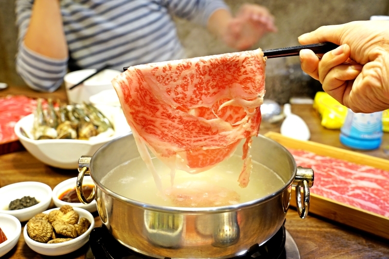 跳躍的宅男 - [大安區美食] 肉食族看這裡! 美國自然牛一公斤只要790元 吃得爽又美味健康 鮮切冷藏肉 日本A5和牛、金門酒糟牛，生食等級日本干貝  Shabu Nana日式涮涮鍋奈奈-捷運忠孝復