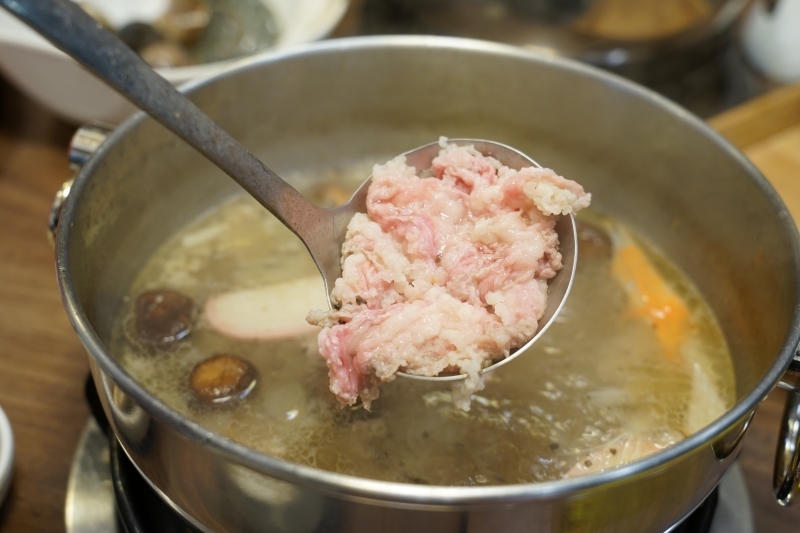 跳躍的宅男 - [大安區美食] 肉食族看這裡! 美國自然牛一公斤只要790元 吃得爽又美味健康 鮮切冷藏肉 日本A5和牛、金門酒糟牛，生食等級日本干貝  Shabu Nana日式涮涮鍋奈奈-捷運忠孝復