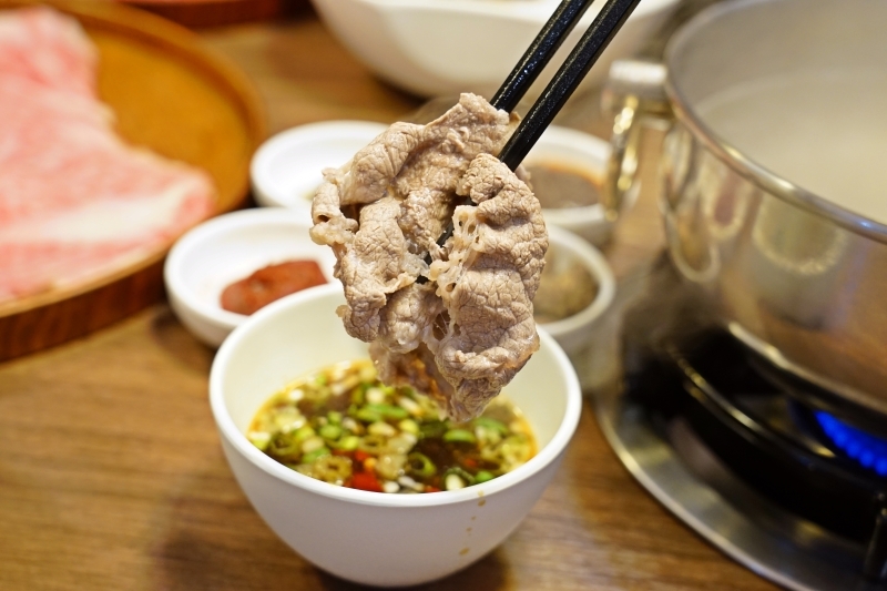 跳躍的宅男 - [大安區美食] 肉食族看這裡! 美國自然牛一公斤只要790元 吃得爽又美味健康 鮮切冷藏肉 日本A5和牛、金門酒糟牛，生食等級日本干貝  Shabu Nana日式涮涮鍋奈奈-捷運忠孝復