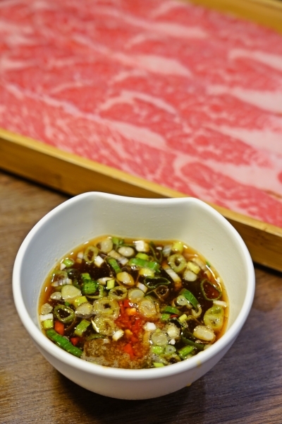 跳躍的宅男 - [大安區美食] 肉食族看這裡! 美國自然牛一公斤只要790元 吃得爽又美味健康 鮮切冷藏肉 日本A5和牛、金門酒糟牛，生食等級日本干貝  Shabu Nana日式涮涮鍋奈奈-捷運忠孝復