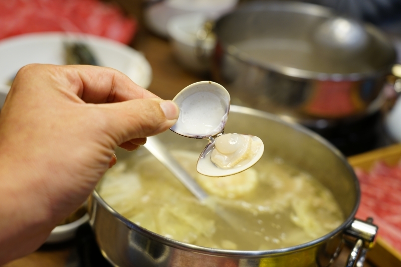 跳躍的宅男 - [大安區美食] 肉食族看這裡! 美國自然牛一公斤只要790元 吃得爽又美味健康 鮮切冷藏肉 日本A5和牛、金門酒糟牛，生食等級日本干貝  Shabu Nana日式涮涮鍋奈奈-捷運忠孝復
