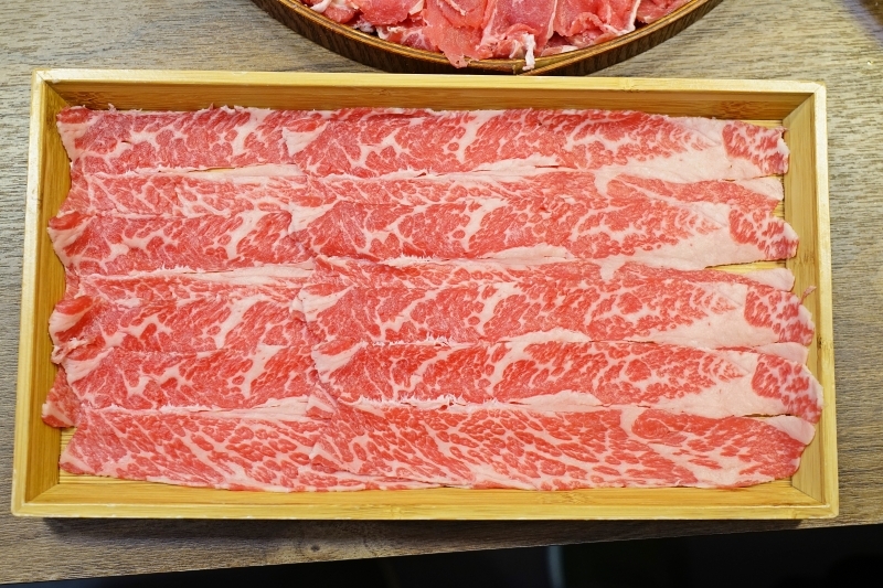 跳躍的宅男 - [大安區美食] 肉食族看這裡! 美國自然牛一公斤只要790元 吃得爽又美味健康 鮮切冷藏肉 日本A5和牛、金門酒糟牛，生食等級日本干貝  Shabu Nana日式涮涮鍋奈奈-捷運忠孝復