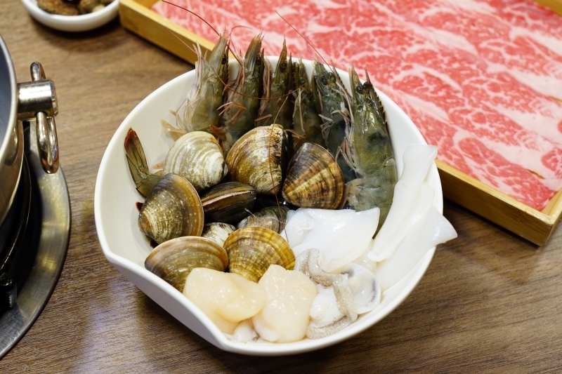 跳躍的宅男 - [大安區美食] 肉食族看這裡! 美國自然牛一公斤只要790元 吃得爽又美味健康 鮮切冷藏肉 日本A5和牛、金門酒糟牛，生食等級日本干貝  Shabu Nana日式涮涮鍋奈奈-捷運忠孝復