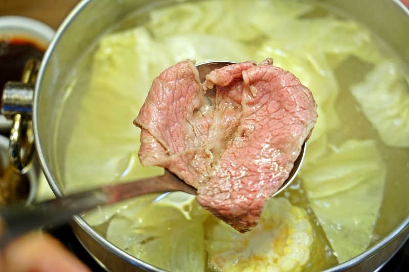 跳躍的宅男 - [大安區美食] 肉食族看這裡! 美國自然牛一公斤只要790元 吃得爽又美味健康 鮮切冷藏肉 日本A5和牛、金門酒糟牛，生食等級日本干貝  Shabu Nana日式涮涮鍋奈奈-捷運忠孝復