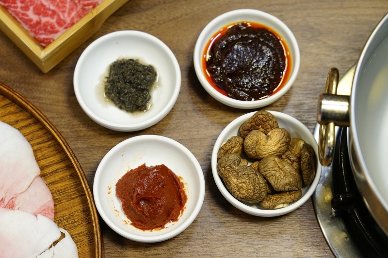 跳躍的宅男 - [大安區美食] 肉食族看這裡! 美國自然牛一公斤只要790元 吃得爽又美味健康 鮮切冷藏肉 日本A5和牛、金門酒糟牛，生食等級日本干貝  Shabu Nana日式涮涮鍋奈奈-捷運忠孝復