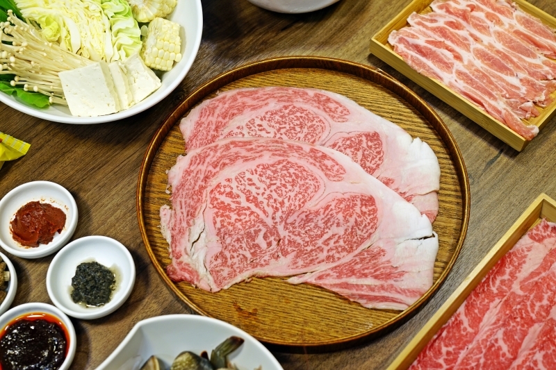 跳躍的宅男 - [大安區美食] 肉食族看這裡! 美國自然牛一公斤只要790元 吃得爽又美味健康 鮮切冷藏肉 日本A5和牛、金門酒糟牛，生食等級日本干貝  Shabu Nana日式涮涮鍋奈奈-捷運忠孝復