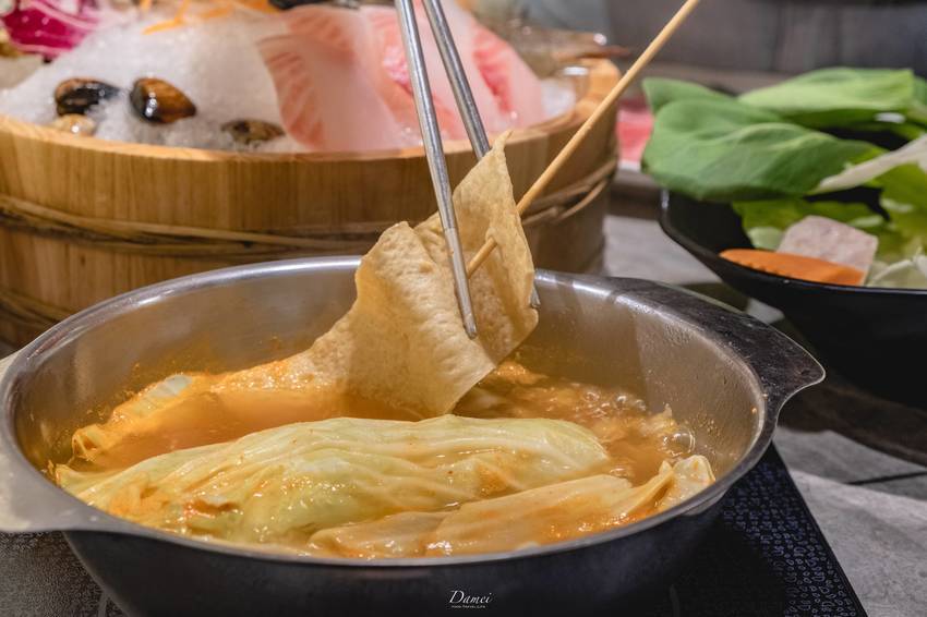 高雄三民｜哈肉鍋-哈肉鍋-不只是大肉盤，還有無限量供應的吃到飽自助吧任你吃