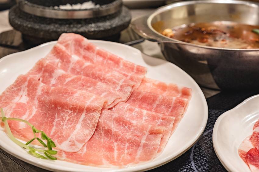 高雄三民｜哈肉鍋-哈肉鍋-不只是大肉盤，還有無限量供應的吃到飽自助吧任你吃
