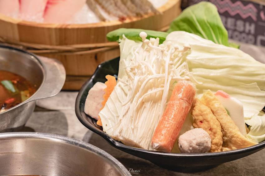 高雄三民｜哈肉鍋-哈肉鍋-不只是大肉盤，還有無限量供應的吃到飽自助吧任你吃