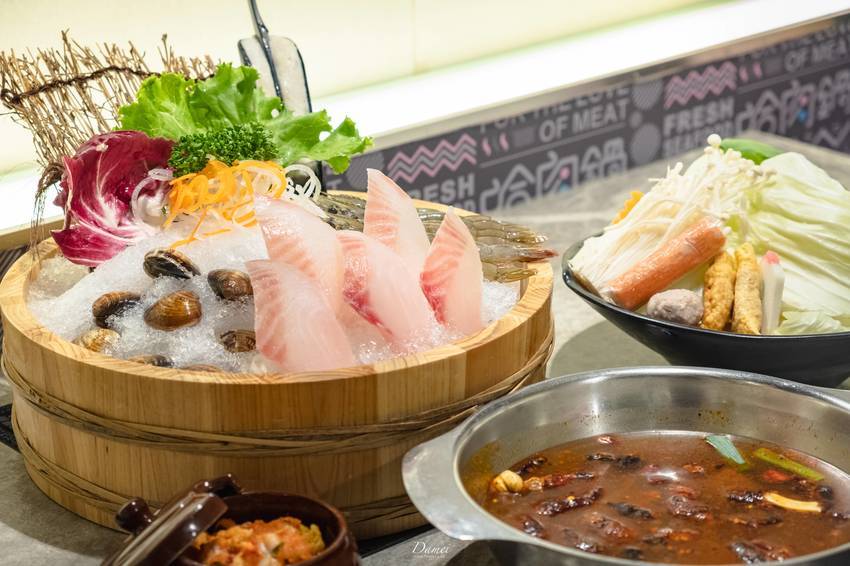 高雄三民｜哈肉鍋-哈肉鍋-不只是大肉盤，還有無限量供應的吃到飽自助吧任你吃