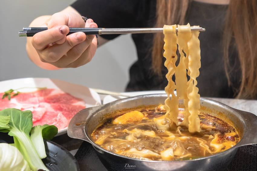 高雄三民｜哈肉鍋-哈肉鍋-不只是大肉盤，還有無限量供應的吃到飽自助吧任你吃