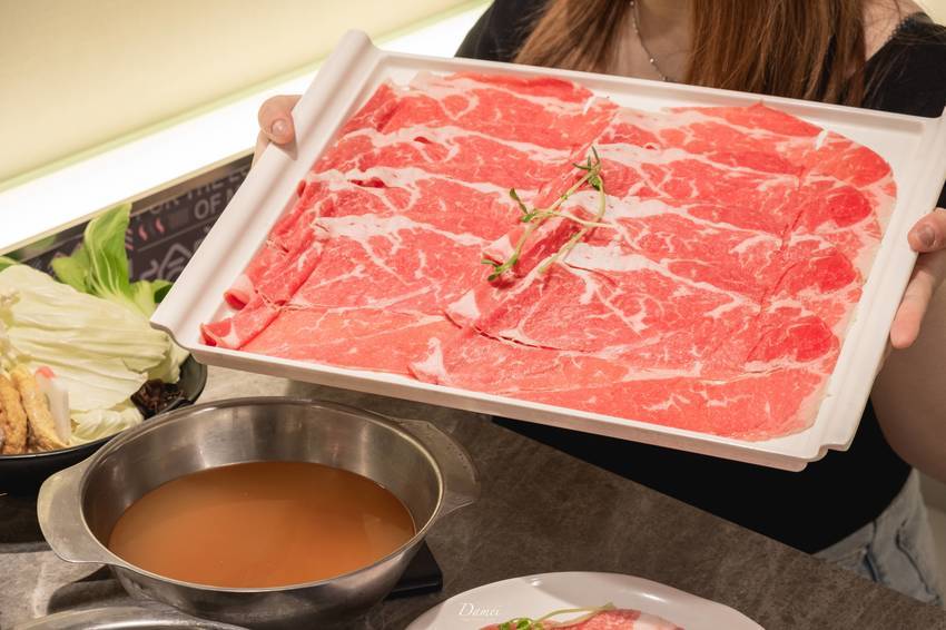 高雄三民｜哈肉鍋-哈肉鍋-不只是大肉盤，還有無限量供應的吃到飽自助吧任你吃