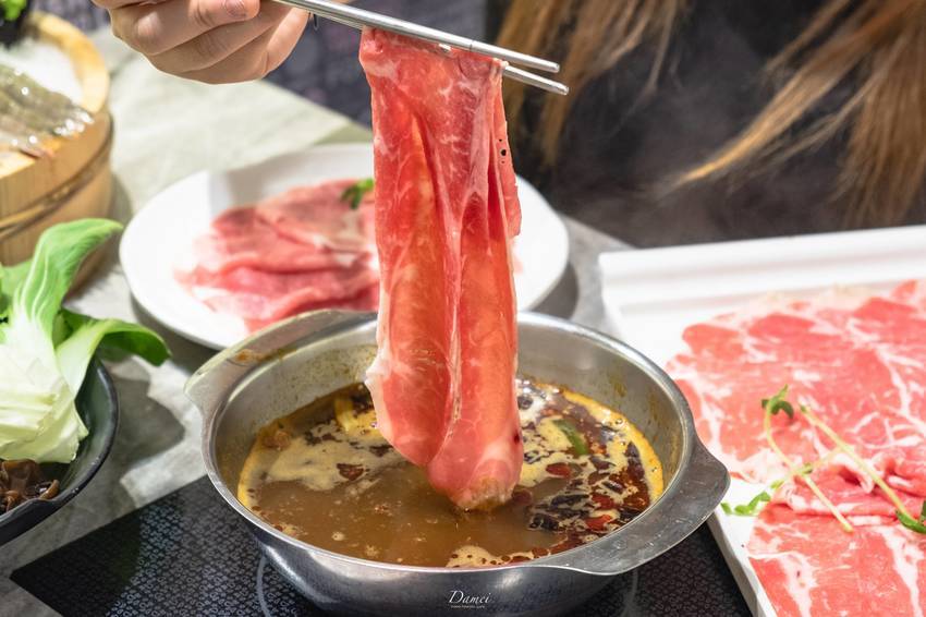 高雄三民｜哈肉鍋-哈肉鍋-不只是大肉盤，還有無限量供應的吃到飽自助吧任你吃