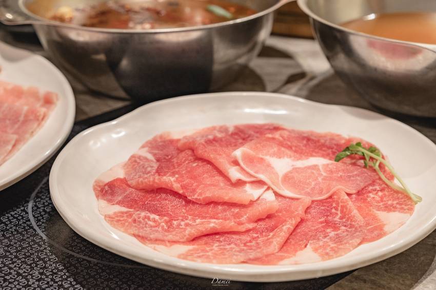 高雄三民｜哈肉鍋-哈肉鍋-不只是大肉盤，還有無限量供應的吃到飽自助吧任你吃