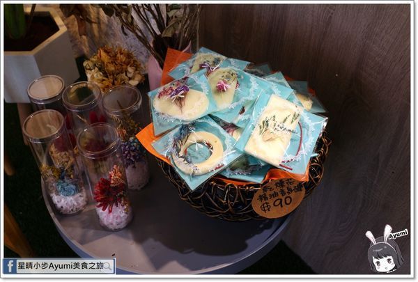 花前月下：[食記]►台南新市區◄花前月下乾燥花x乳酪蛋糕專門店/莓有如果/鹹甜起司/法式可麗露/金磚費南雪/冰釀咖啡/正韓柚子茶