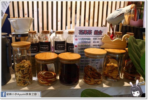 花前月下：[食記]►台南新市區◄花前月下乾燥花x乳酪蛋糕專門店/莓有如果/鹹甜起司/法式可麗露/金磚費南雪/冰釀咖啡/正韓柚子茶