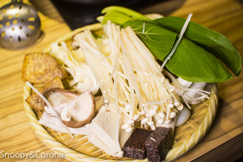 【台北美食】東區火鍋｜東區火鍋吃到飽｜火鍋殿～卜卜鍋滿滿蛤蜊好鮮美，澳洲和牛、戰車龍蝦、青蟹足吃到飽