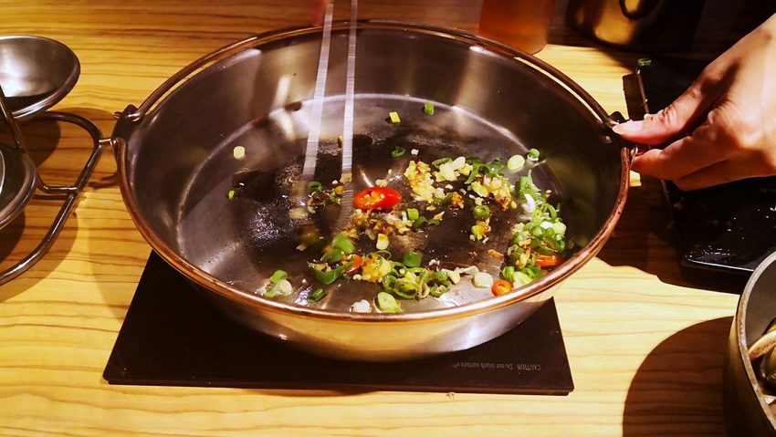 【台北美食】東區火鍋｜東區火鍋吃到飽｜火鍋殿～卜卜鍋滿滿蛤蜊好鮮美，澳洲和牛、戰車龍蝦、青蟹足吃到飽